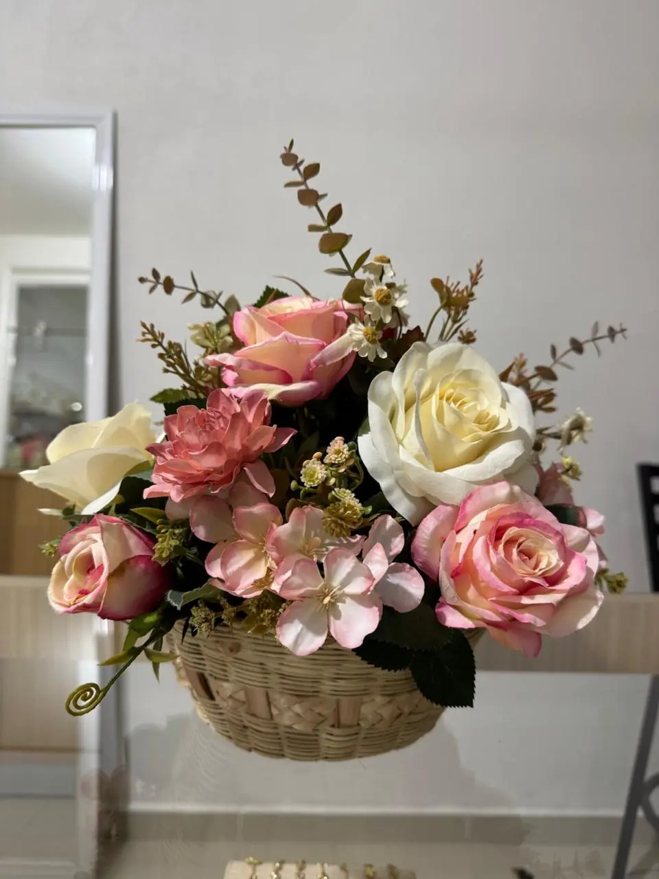 Canasta de flores rosas y marfil de Creaciones Flor de Liz