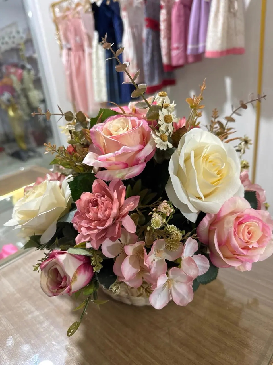 Acercamiento de rosas y flores rosas